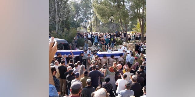 Funeral de Hillel y Yakel Yaniv en Jerusalén, Israel.  Los dos hermanos murieron en un ataque terrorista palestino el domingo.