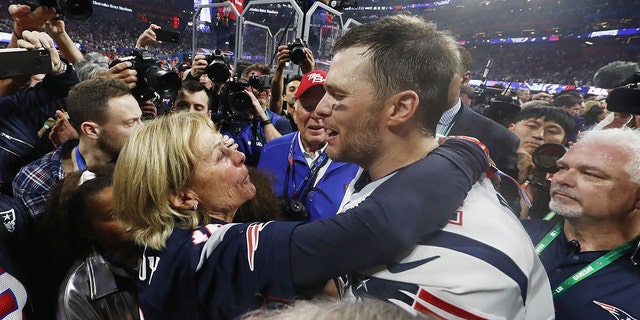 Tom Brady de los New England Patriots abraza a su madre Galynn Brady después de ganar el Super Bowl LIII en el Mercedes-Benz Stadium el 3 de febrero de 2019 en Atlanta.