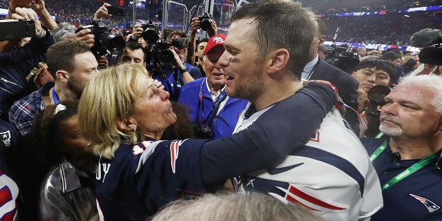 Tom Brady de los New England Patriots abraza a su madre Galynn Brady después de ganar el Super Bowl LIII en el Mercedes-Benz Stadium el 3 de febrero de 2019 en Atlanta.