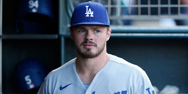 Gavin Lux #9 de Los Angeles Dodgers mira desde el banquillo antes del partido contra los San Francisco Giants en Oracle Park el 1 de agosto de 2022 en San Francisco, California.