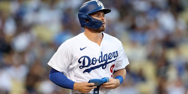 Gavin Lux #9 de Los Angeles Dodgers observa durante el partido contra los Colorado Rockies en el Dodger Stadium el 6 de julio de 2022 en Los Angeles, California.  Los Dodgers derrotaron a los Rockies 2-1.