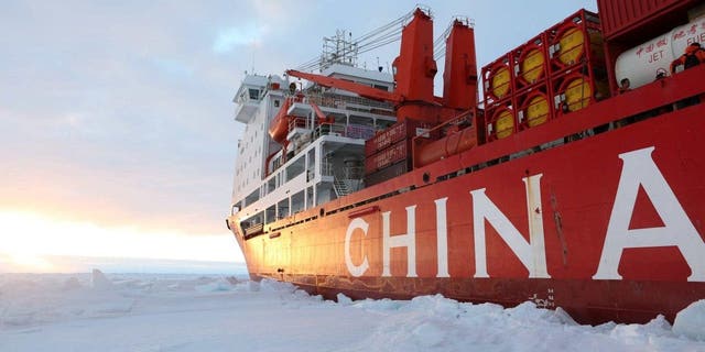 El rompehielos de investigación chino Xuelong llegó a la carretera frente a la estación Zhongshan en la Antártida el 1 de diciembre de 2018. El equipo de investigación realizó el trabajo de descarga utilizando un helicóptero. 