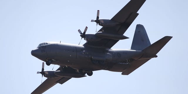 La Fuerza Aérea Canadiense despliega varios aviones para buscar restos de ovnis en "terreno alpino complejo" 4 De los archivos: Un Hércules CC-130H, uno de varios desplegados por la Real Fuerza Aérea Canadiense para buscar un objeto que fue derribado sobre el territorio de Yukón el sábado.
