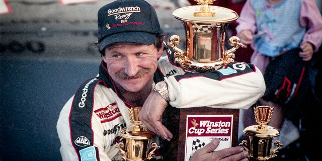 Dale Earnhardt celebra su cuarto campeonato de la Copa Winston de NASCAR después de competir en la Atlanta Journal 500, la carrera de la Copa Winston de NASCAR y el Atlanta Motor Speedway el 18 de noviembre de 1990 en Hampton, Georgia.