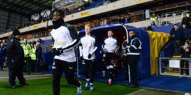 Christian Atsu de Newcastle United corre afuera para calentar durante el partido de repetición de la cuarta ronda de la Copa FA entre Oxford United y Newcastle United en el estadio Kassam el 4 de febrero de 2020 en Oxford, Inglaterra. 