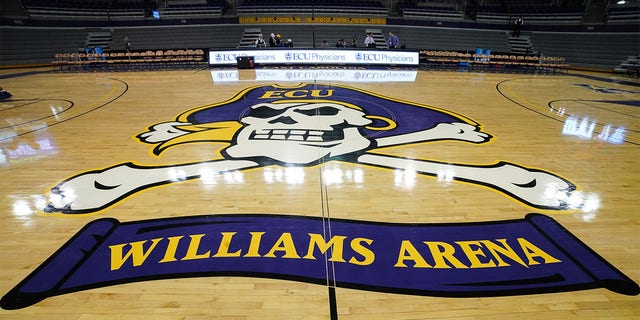 El logotipo de la cancha central de Williams Arena durante un juego entre los Connecticut Huskies y los East Carolina Pirates el 29 de febrero de 2020 en Greenville, Carolina del Norte.