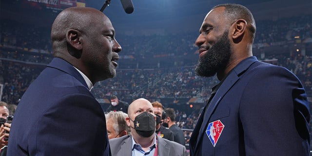 Las leyendas de la NBA Michael Jordan y LeBron James se dan la mano durante el Juego de Estrellas de la NBA 2022 el 20 de febrero de 2022 en Rocket Mortgage FieldHouse en Cleveland. 