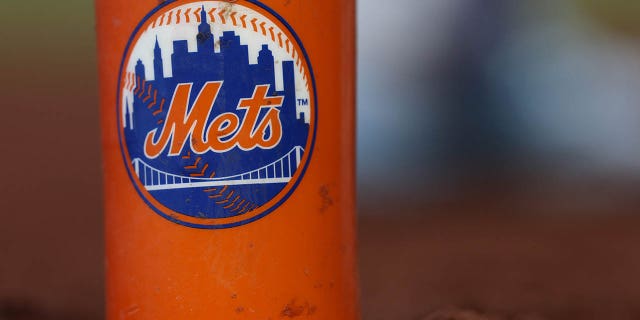 Béisbol: logotipo de los Mets de Nueva York en la manga del bate contra los Nacionales de Washington en el Nationals Park. 