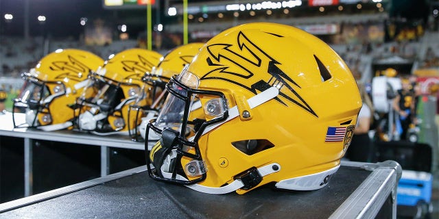 Cascos de Arizona State Sun Devils durante el partido de fútbol americano universitario entre Utah Utes y Arizona State Sun Devils el 24 de septiembre de 2022 en Sun Devil Stadium en Tempe, Arizona.