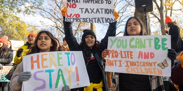 Pengunjuk rasa memegang tanda Pro-DACA selama protes di Washington, DC