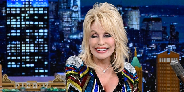 Dolly Parton said she was honored to be able to work with Warwick, saying she has been a fan of hers for many years.