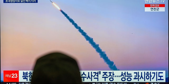 SEUL, JUŽNA KOREJA - 1.1.2023.: TV ekran prikazuje snimku sjevernokorejskog lansiranja projektila tijekom programa vijesti na željezničkoj stanici Yongsan u Seulu. Prema južnokorejskoj vojsci, Sjeverna Koreja je ispalila jedan balistički projektil kratkog dometa (SRBM) na istočnu obalu Korejskog poluotoka. Združeni načelnik stožera (JCS) rekao je da je otkrio lansiranje iz područja Ryongsong u Pjongjangu u 2:50 ujutro, 1. siječnja 2023., dodajući da je projektil preletio nekih 400 kilometara prije nego što je pao u more. Sjeverna Koreja je samo u 2022. lansirala oko 70 balističkih projektila.