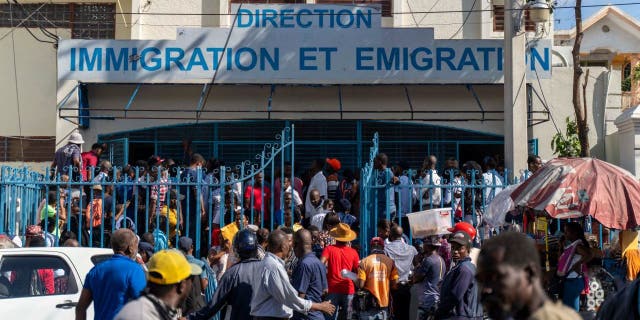 Los padres estadounidenses 'absolutamente abandonados' mientras la política de inmigración de Biden alimenta el bloqueo de entrada para los niños haitianos adoptados 4 Los haitianos esperan afuera de una oficina de inmigración para solicitar un pasaporte en Puerto Príncipe el 10 de enero de 2023.