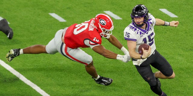 El apoyador de los Georgia Bulldogs, Jamon Dumas-Johnson, No. 10, obliga al mariscal de campo de TCU Horned Frogs, Max Duggan, No. 15, a sacar de su bolsillo durante el juego de los Georgia Bulldogs contra TCU Horned Frogs en el juego del Campeonato Nacional de Playoffs de Fútbol Universitario en enero. el 9 de enero de 2023 en el SoFi Stadium de Inglewood, California.