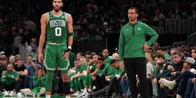 Jason Tatum de los Celtics y el entrenador en jefe Joe Mazzola durante el partido de los Golden State Warriors el 19 de enero de 2023 en el TD Garden de Boston.