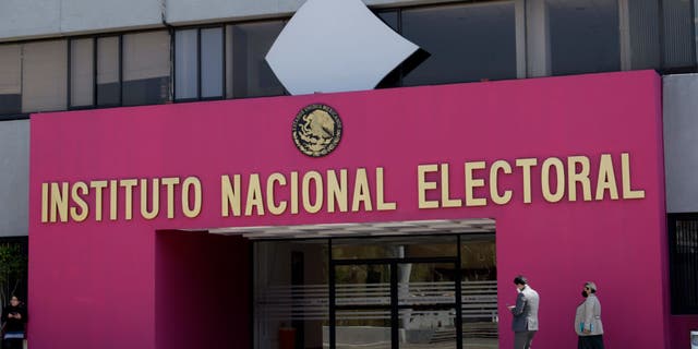 Reporte: Candidatos mexicanos recurren a inmigrantes en Estados Unidos para votar 4 El Instituto Nacional Electoral de México se ve el 25 de enero de 2023 en la Ciudad de México, México.