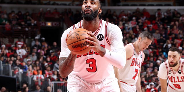 El número 3 de los Chicago Bulls, Andre Drummond, se prepara para lanzar un tiro libre durante el partido contra los Charlotte Hornets el 2 de febrero de 2023 en el United Center de Chicago, Illinois. 