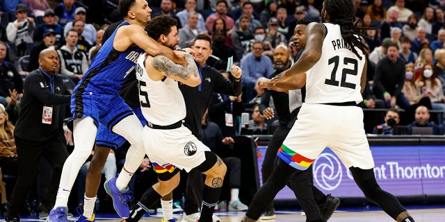 El número 4 de Orlando Magic, Jalen Suggs, y el número 25 de Minnesota Timberwolves, Austin Rivers, se meten en un scrum cuando el número 12, Taurean Prince, reacciona en el tercer cuarto del partido en el Target Center el 3 de febrero de 2023, en Minneapolis, Minnesota.  Suggs y Rivers fueron expulsados ​​del juego. 