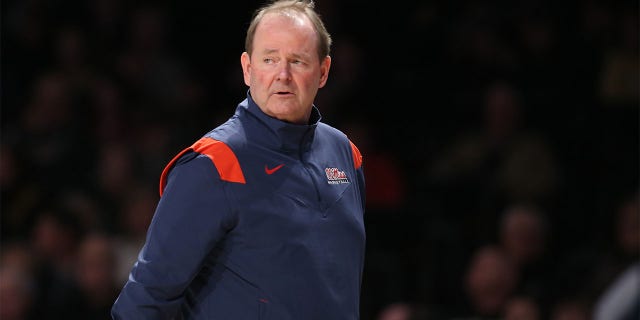 El entrenador en jefe de los Mississippi Rebels, Kermit Davis, observa jugar desde la banca durante un juego entre los Vanderbilt Commodores y los Mississippi Rebels, el 4 de enero de 2023 en el Memorial Gymnasium en Nashville, Tennessee.