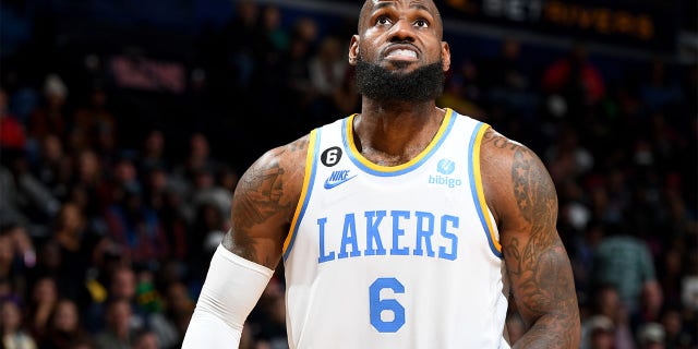 LeBron James de Los Angeles Lakers durante un partido contra los New Orleans Pelicans el 4 de febrero de 2023 en el Smoothie King Center de Nueva Orleans. 