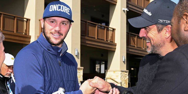 El mariscal de campo de los Buffalo Bills, Josh Allen, y el mariscal de campo de los Green Bay Packers, Aaron Rodgers, son entrevistados durante la continuación de la tercera ronda del AT&T Pebble Beach Pro-Am en Pebble Beach Golf Links el 5 de febrero de 2023 en Pebble Beach, CA. 