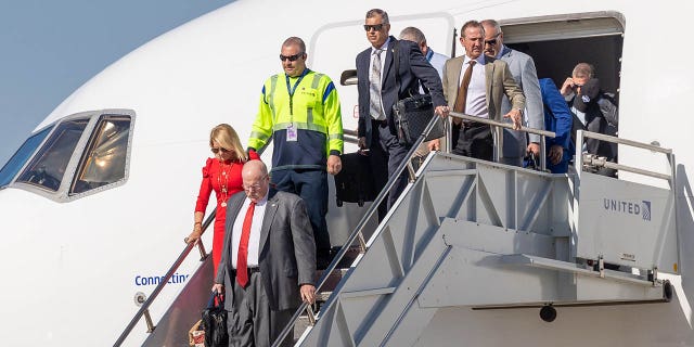 Los Kansas City Chiefs, campeones de la AFC, y los Philadelphia Eagles, campeones de la NFC, llegan en un avión chárter el domingo 5 de febrero de 2023 al aeropuerto Phoenix Sky Harbor en Phoenix, AZ 