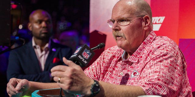 El entrenador en jefe de los Kansas City Chiefs, Andy Reid, habla con los medios durante la noche de apertura del Super Bowl, el lunes 6 de febrero de 2023, en el Footprint Center en Phoenix.