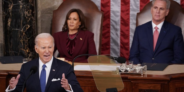 Presiden Biden berbicara dalam pidato kenegaraan di US Capitol di Washington, DC, Selasa, 7 Februari 2023. Biden menuduh Partai Republik ingin menghentikan Jaminan Sosial dan Medicare dan bersumpah untuk memveto proposal semacam itu.
