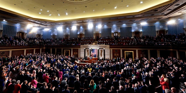De Amerikaanse president Joe Biden, midden, spreekt tijdens een State of the Union-toespraak in het Capitool in Washington, DC, VS, op dinsdag 7 februari 2023. Biden gaf niet toe hoe hij de ramp met de spionageballon in China niet heeft aangepakt . 