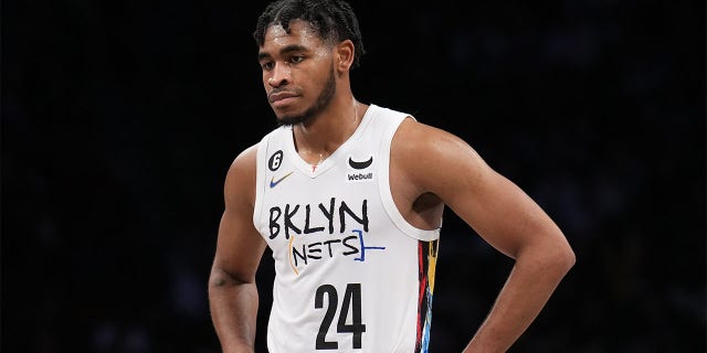 Brooklyn Nets #24 Cam Thomas observa durante el juego contra los Phoenix Suns el 7 de febrero de 2023 en el Barclays Center en Brooklyn, Nueva York. 