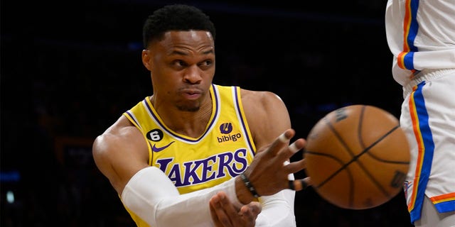 Russell Westbrook de Los Angeles Lakers pasa contra Oklahoma City Thunder en la primera mitad de un juego en Crypto.com Arena en Los Ángeles el martes 7 de febrero de 2023. 