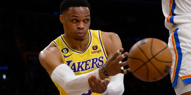 Russell Westbrook de Los Angeles Lakers pasa contra Oklahoma City Thunder en la primera mitad de un juego en Crypto.com Arena en Los Ángeles el martes 7 de febrero de 2023. 