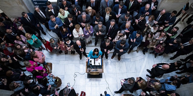 Sarah Huckabee Sanders, gubernur Arkansas, memperkenalkan RUU pendidikan Arkansas LEARNS di Little Rock, Arkansas, pada Rabu, 8 Februari 2023.