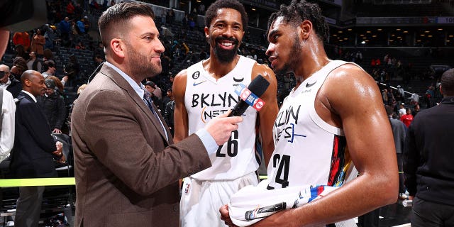 Cam Thomas de los Brooklyn Nets, a la derecha, es entrevistado después del partido contra los Chicago Bulls en el Barclays Center de Nueva York el jueves.