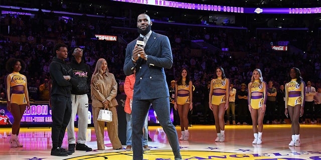 LeBron James de los Lakers se dirige a la multitud durante una ceremonia para honrarlo como el máximo anotador de todos los tiempos antes del partido contra los Milwaukee Bucks el 9 de febrero de 2023 en Crypto.Com Arena en Los Ángeles.