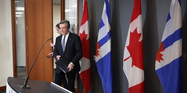 Walikota Toronto John Tory tiba di sebuah konferensi pers di mana dia mundur sebagai Walikota setelah mengungkapkan bahwa dia berselingkuh dengan seorang karyawan yang merupakan bagian dari stafnya di Balai Kota di Toronto, 10 Februari 2023. 