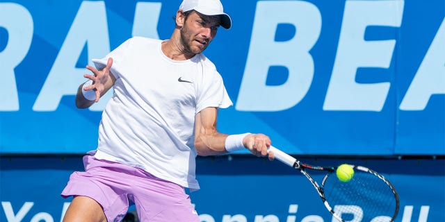 Matija Pecotic compite en la ronda clasificatoria del Delray Beach Open el 12 de febrero de 2023 en Florida.