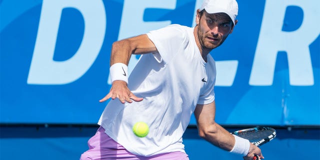 Matija Pecotic compite en la ronda clasificatoria del Delray Beach Open el 12 de febrero de 2023 en Florida.