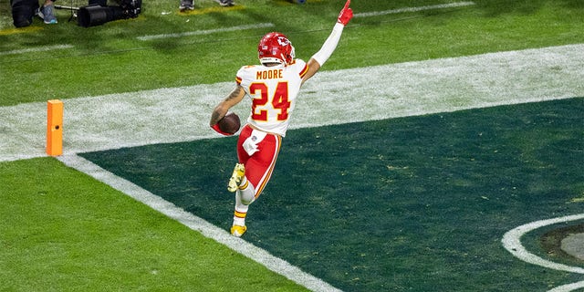 El receptor abierto de los Kansas City Chiefs, Skyy Moore (24), anota un touchdown durante el Super Bowl LVII entre los Philadelphia Eagles y los Kansas City Chiefs el domingo 12 de febrero de 2023 en el State Farm Stadium en Glendale, AZ. 