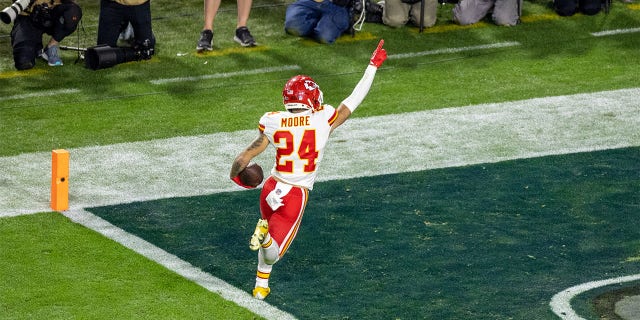 El receptor abierto de los Kansas City Chiefs, Skyy Moore (24), anota un touchdown durante el Super Bowl LVII entre los Philadelphia Eagles y los Kansas City Chiefs el domingo 12 de febrero de 2023 en el State Farm Stadium en Glendale, AZ. 