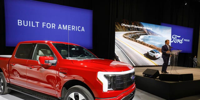 CEO Ford Jim Farley mengumumkan kemitraan perusahaan dengan Contemporary Amperex Technology untuk membangun pabrik baterai kendaraan listrik di Marshall, Michigan, pada 13 Februari.
