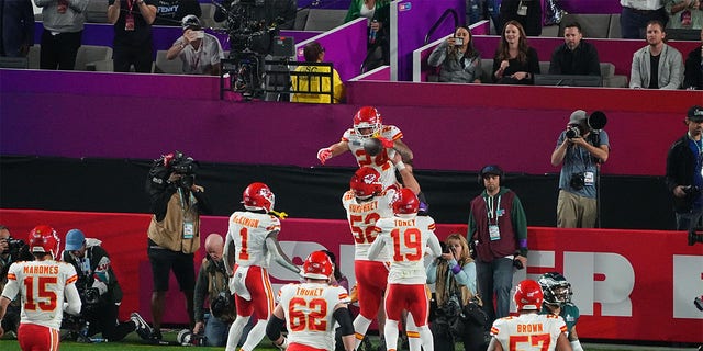 Super Bowl LVII: Kansas City Chiefs takımından Sky Moore (24), State Farm Stadium'da Philadelphia Eagles'a karşı gol atmayı kutluyor.  Glendale, AZ.