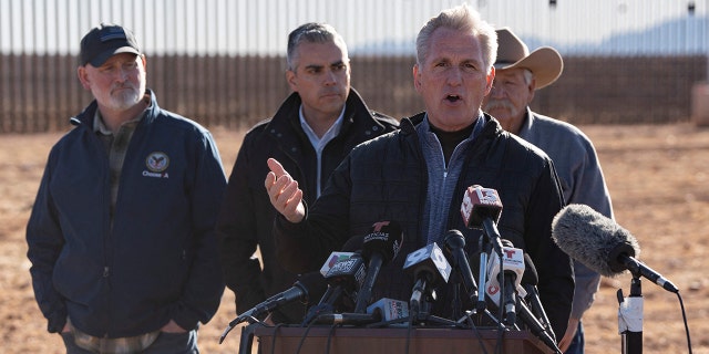 Ketua DPR Kevin McCarthy, R-Calif., berbicara selama konferensi pers di Perbatasan AS-Meksiko di Cochise County dekat Sierra Vista, Arizona, pada 16 Februari 2023.