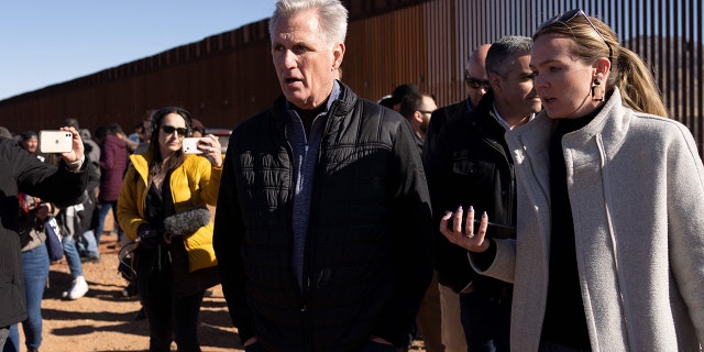 Ketua DPR Kevin McCarthy, R-Calif., berjalan di sepanjang dinding perbatasan Perbatasan AS-Meksiko di Cochise County dekat Sierra Vista, Arizona, pada 16 Februari 2023.