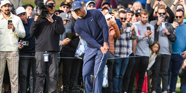 Tiger Woods posa durante el Genesis Invitational en el Riviera Country Club el 16 de febrero de 2023 en Pacific Palisades, California.