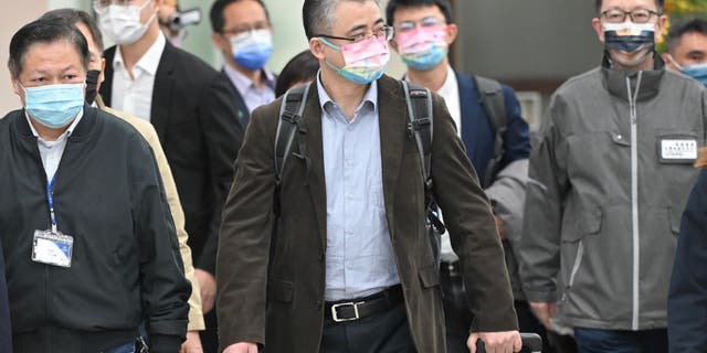 El representante de China, invitado a Taiwán por el alcalde de Taipei, se reunió con decenas de manifestantes. 4 Li Xiaodong (centro), funcionario de la Oficina de Asuntos de China y Taiwán en Shanghai, llegó al aeropuerto Songshan de Taipei el 18 de febrero de 2023.