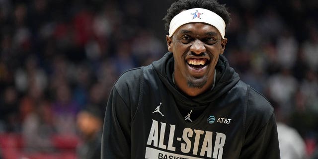 Pascal Siakam #43 de los Toronto Raptors observa durante una práctica del All-Star de la NBA presentada por AT&M T como parte del fin de semana All Star de la NBA 2023 el sábado 18 de febrero de 2023 en el Jon M. Huntsman Center en Salt Lake City, Utah.