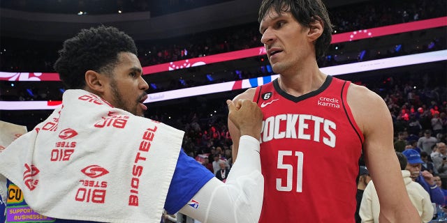 Boban Marjanovic (51) de los Houston Rockets y Tobias Harris (12) de los Philadelphia 76ers después de un partido el 13 de febrero de 2023 en el Wells Fargo Center de Filadelfia.