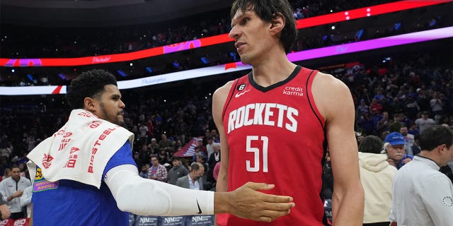 Boban Marjanovic (51) de los Houston Rockets y Tobias Harris (12) de los Philadelphia 76ers después de un partido el 13 de febrero de 2023 en el Wells Fargo Center de Filadelfia.