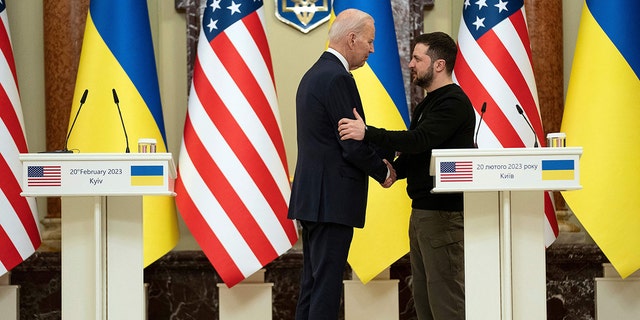 El presidente de los Estados Unidos, Joe Biden (izquierda), habla con el presidente de Ucrania, Volodymyr Zelensky (derecha), mientras asisten a una conferencia de prensa conjunta en Kiev, el 20 de febrero de 2023. 